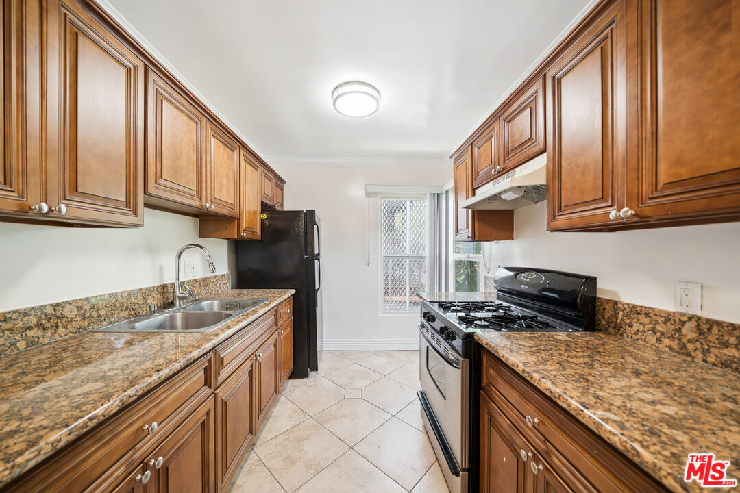 1215 N Hayworth Ave Unit: 203
