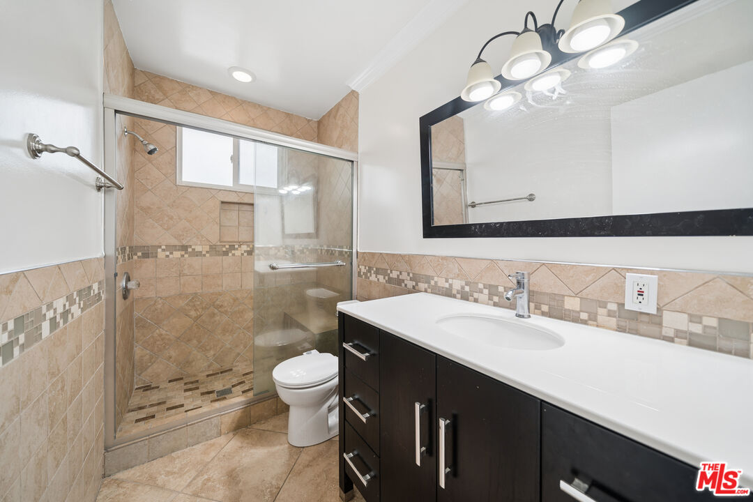 1215 N Hayworth Ave Unit: 203
