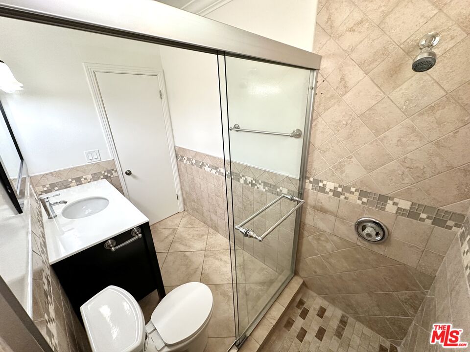 1215 N Hayworth Ave Unit: 203
