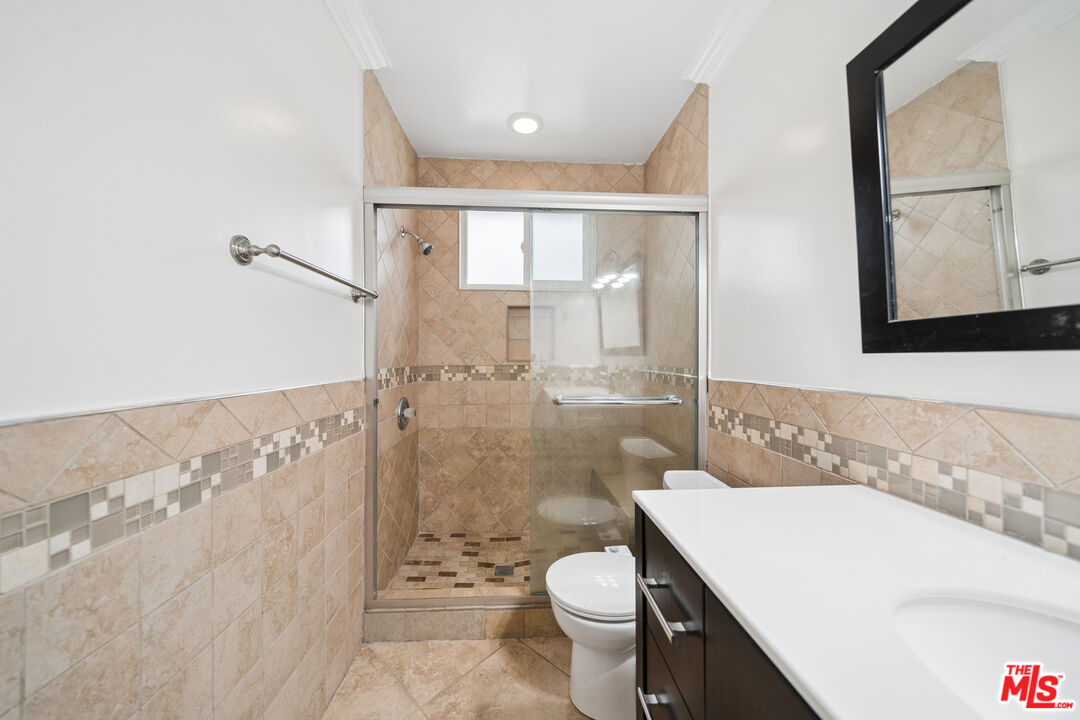 1215 N Hayworth Ave Unit: 203