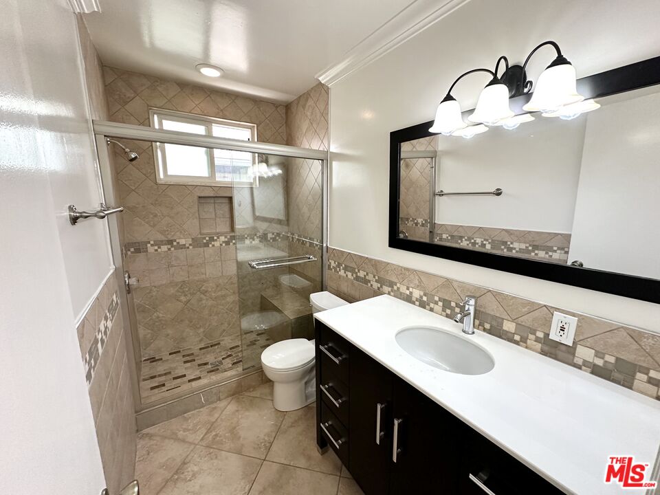 1215 N Hayworth Ave Unit: 203