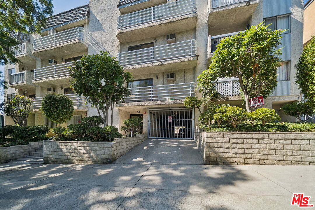 1519 N Martel Ave Unit: 111