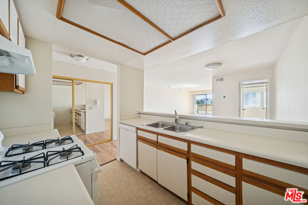 1519 N Martel Ave Unit: 308