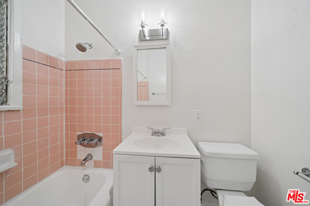 612 S Dunsmuir Ave Unit: 1