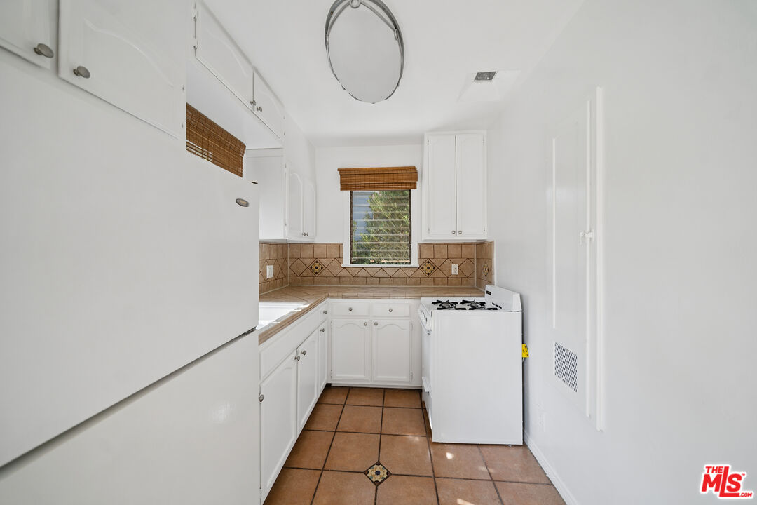 612 S Dunsmuir Ave Unit: 1