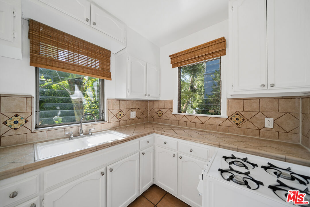 612 S Dunsmuir Ave Unit: 1
