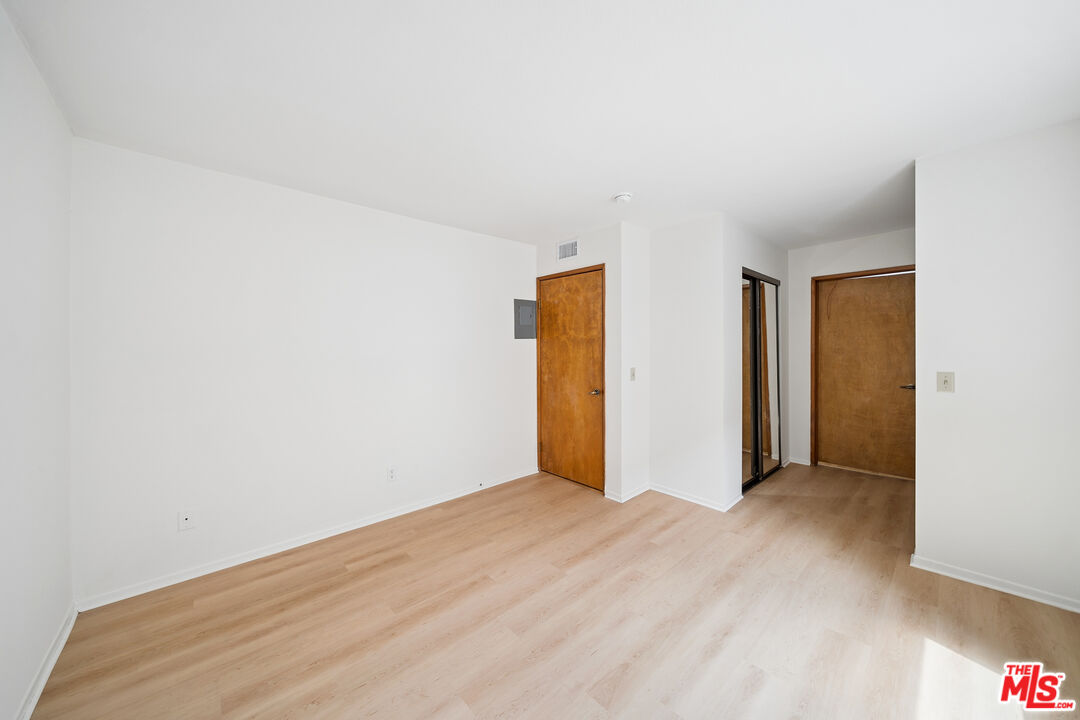 11924 Mayfield Ave Unit: 2