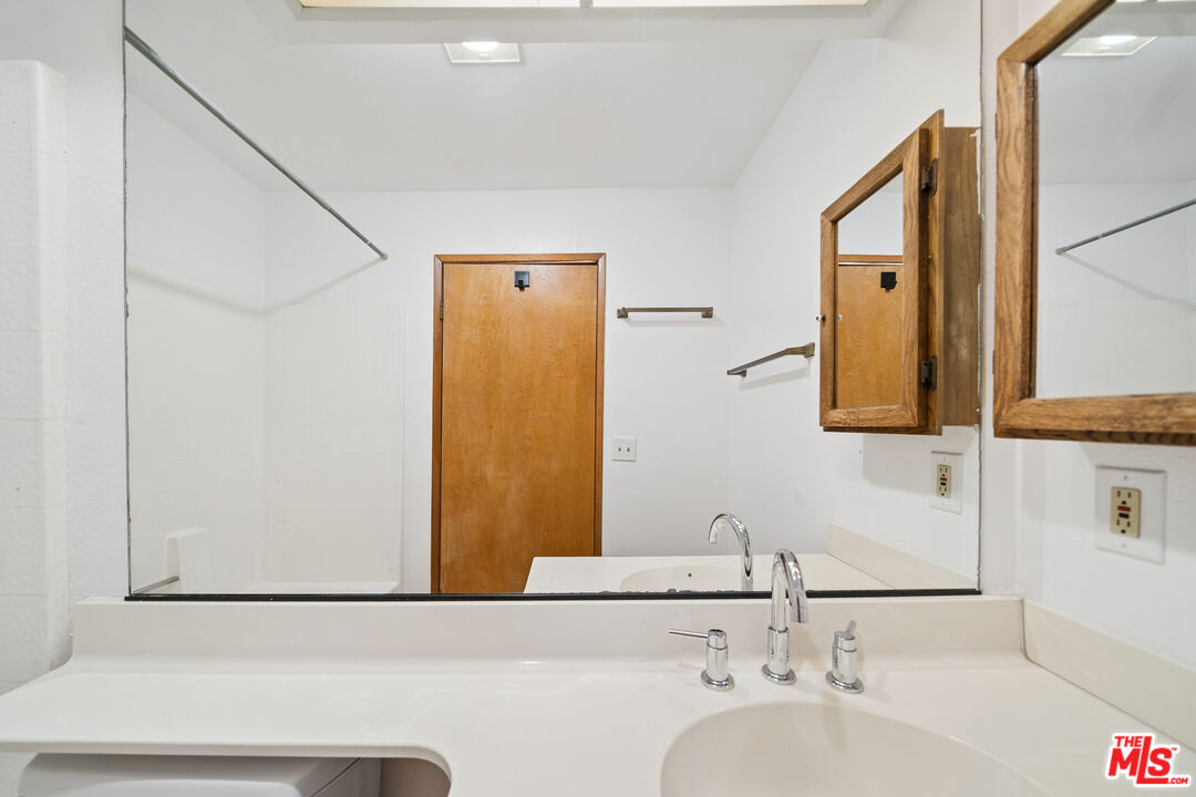 11924 Mayfield Ave Unit: 2