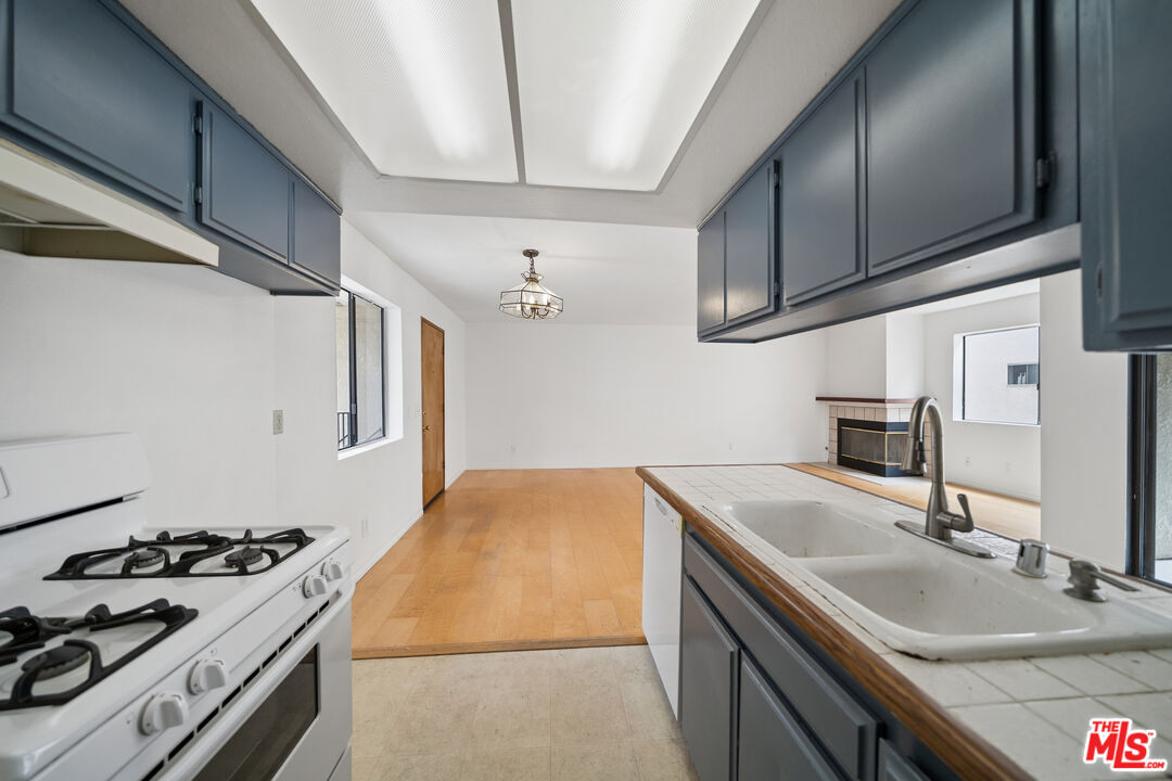 11924 Mayfield Ave Unit: 2