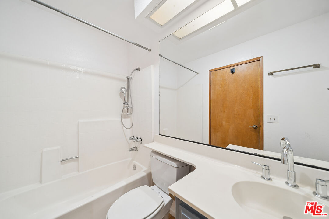 11924 Mayfield Ave Unit: 2