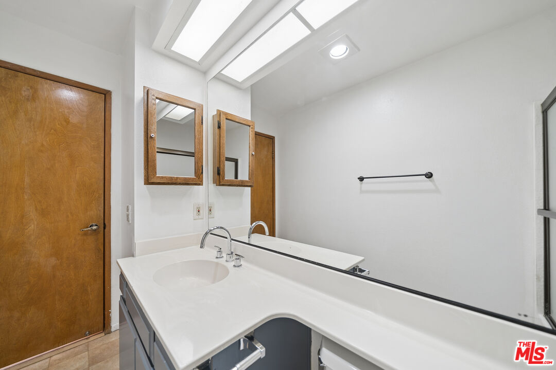11924 Mayfield Ave Unit: 2