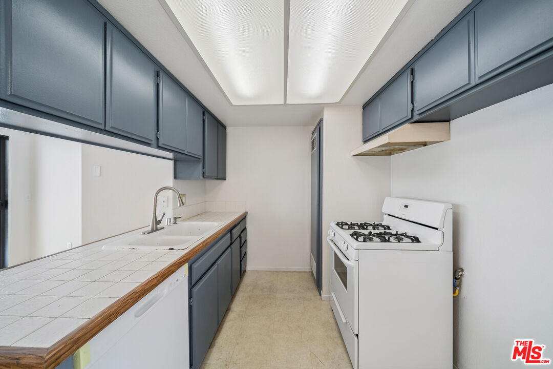11924 Mayfield Ave Unit: 2