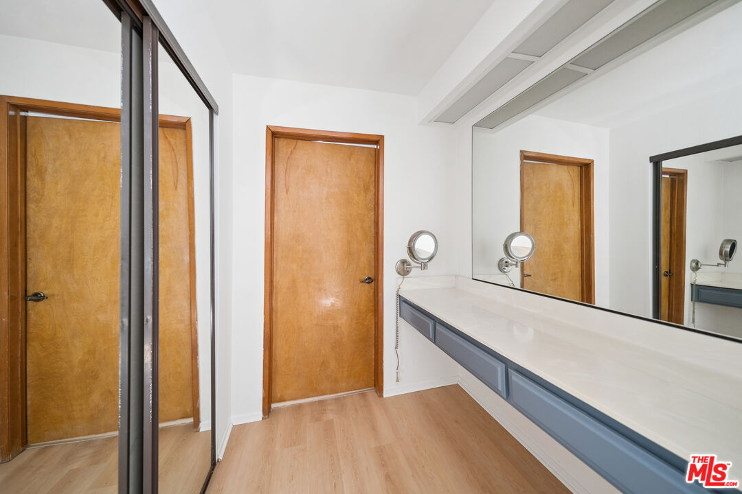11924 Mayfield Ave Unit: 2