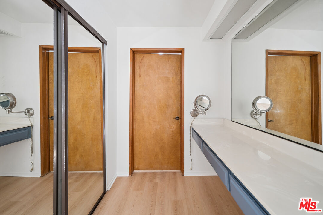 11924 Mayfield Ave Unit: 2