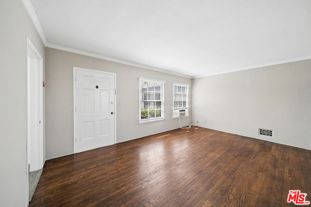 1402 N Mansfield Ave Unit: 1402 1/2