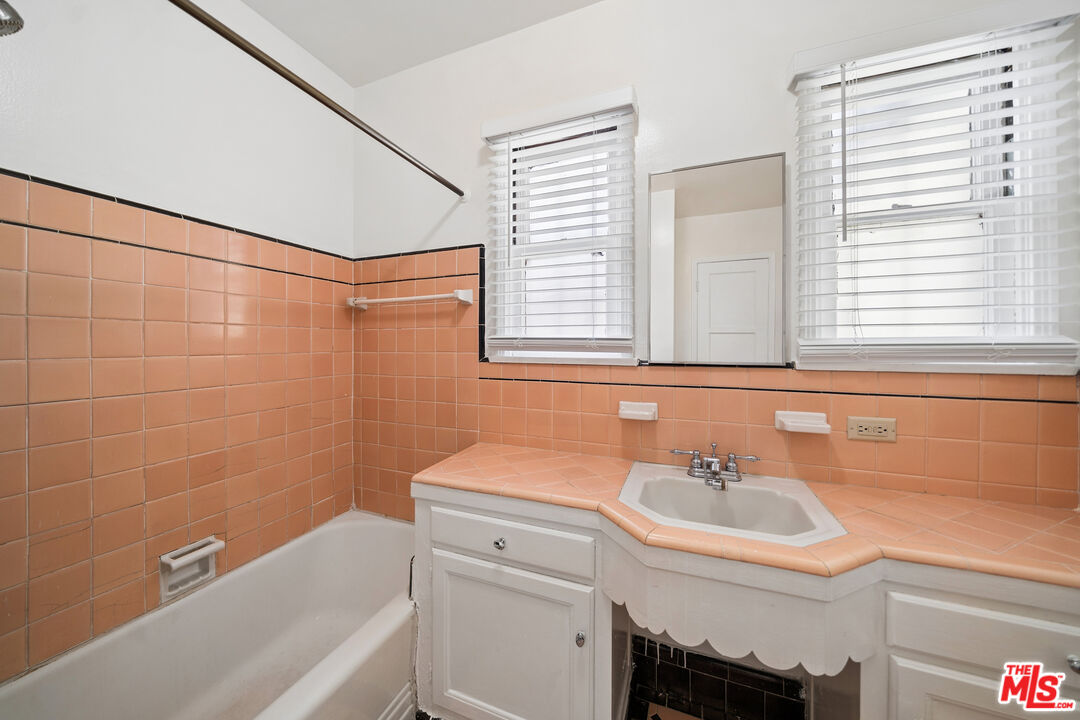 1402 N Mansfield Ave Unit: 1402 1/2