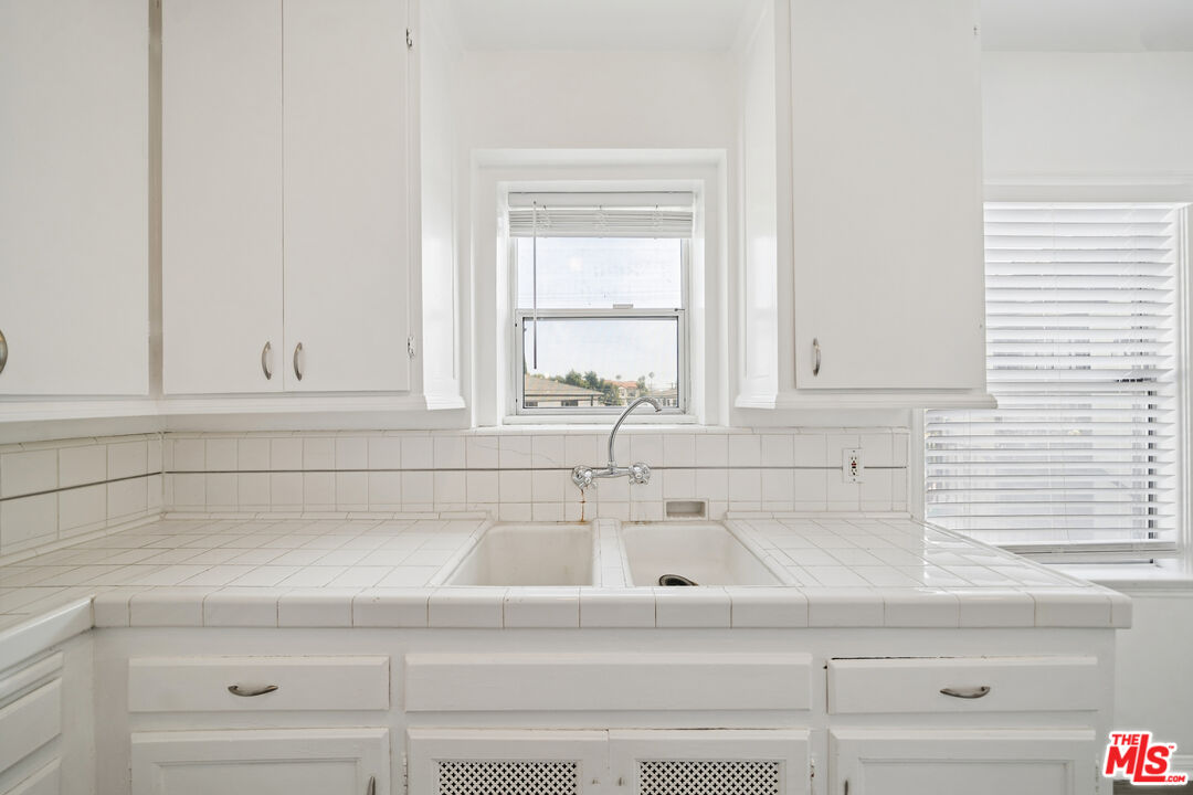 1402 N Mansfield Ave Unit: 1402 1/2