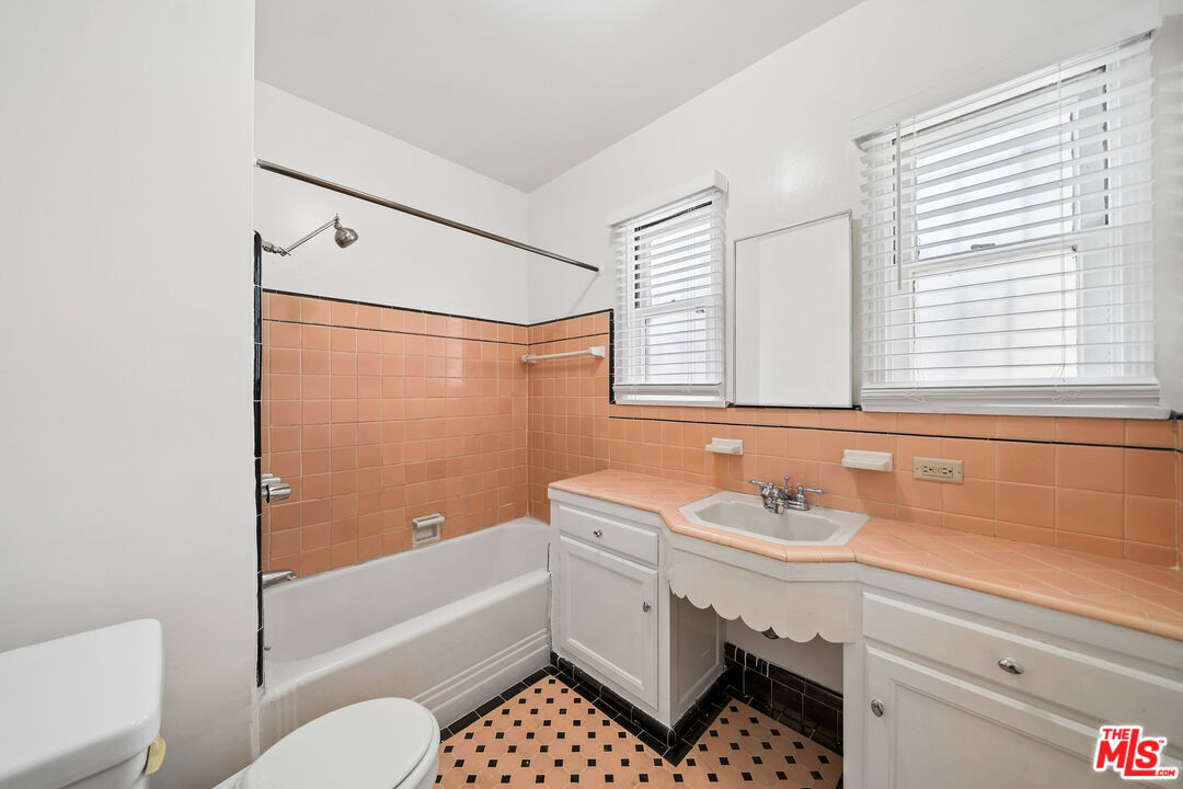 1402 N Mansfield Ave Unit: 1402 1/2