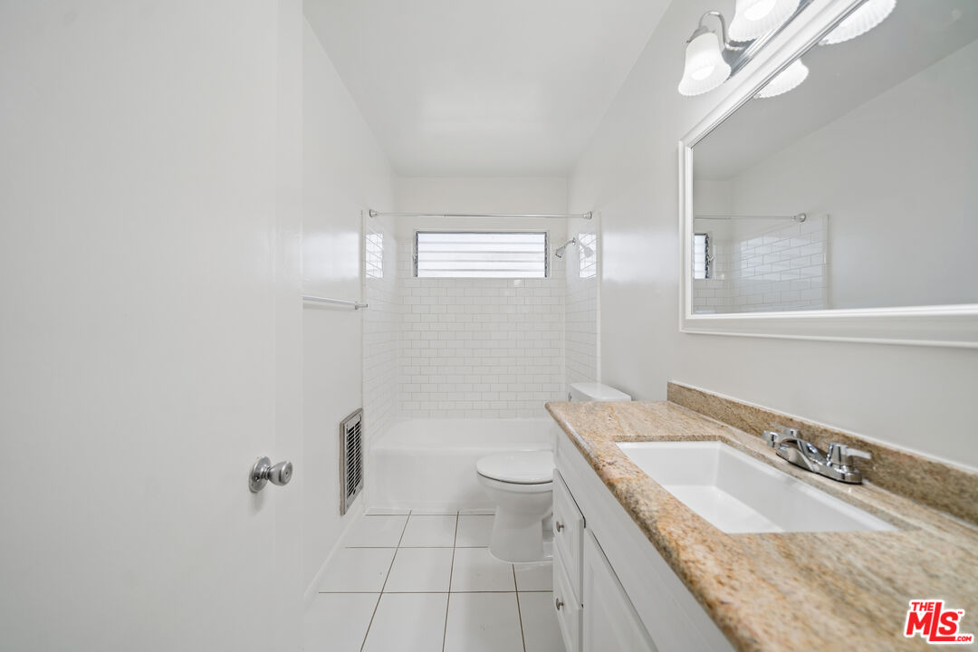 5303 Vantage Ave Unit: 5303 1/2