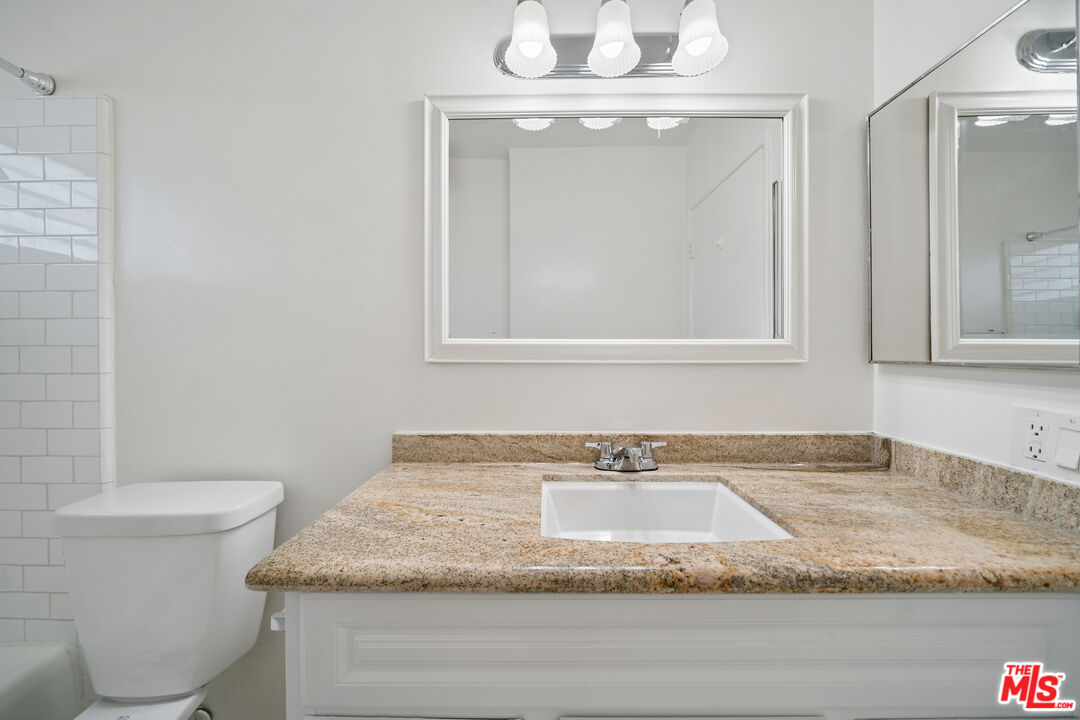 5303 Vantage Ave Unit: 5303 1/2