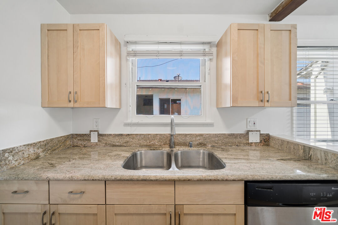 5303 Vantage Ave Unit: 5303 1/2