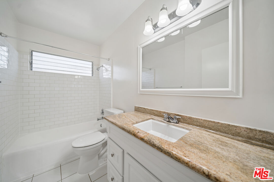 5303 Vantage Ave Unit: 5303 1/2