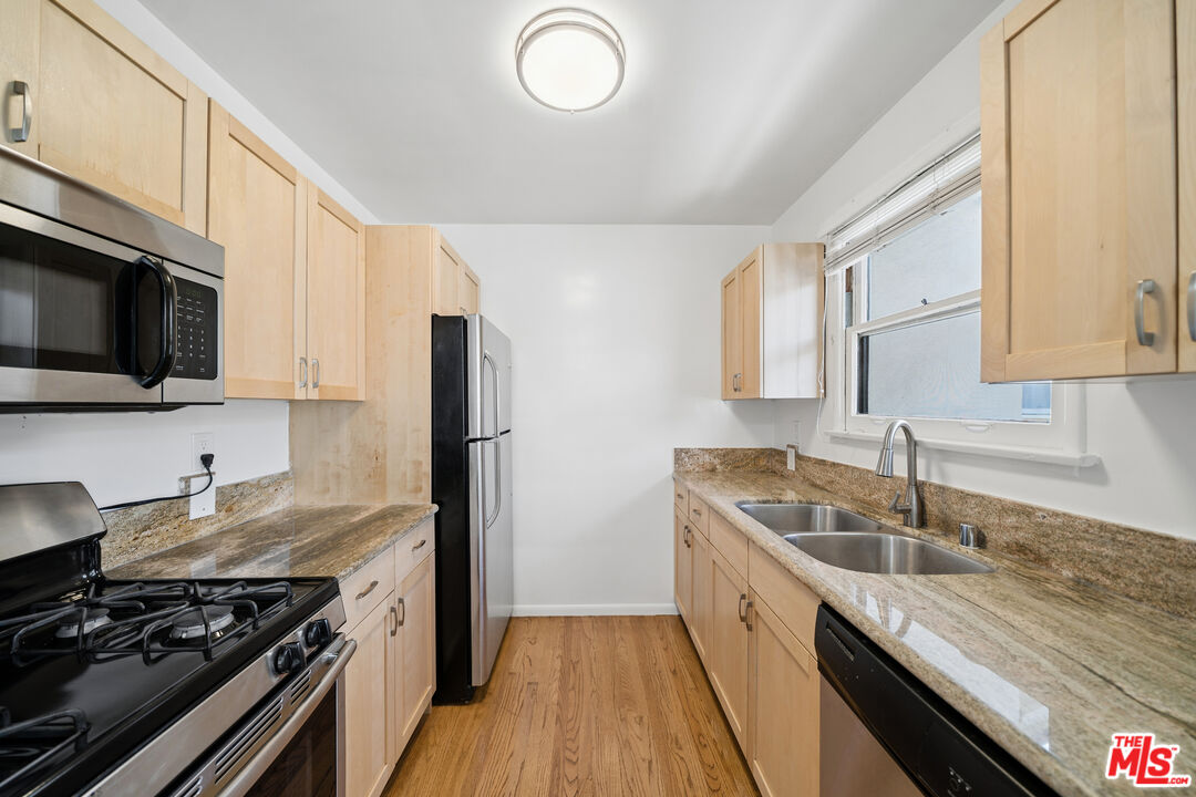 5303 Vantage Ave Unit: 5303 1/2