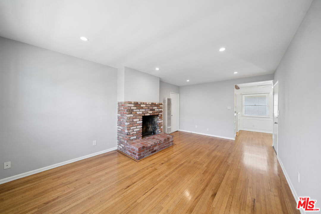 5303 Vantage Ave Unit: 5303 1/2