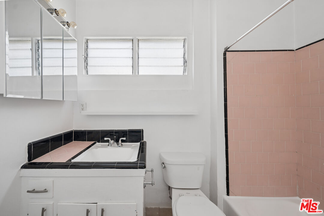 1027 N Edinburgh Ave Unit: 8
