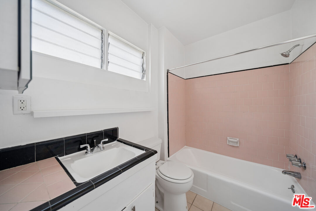 1027 N Edinburgh Ave Unit: 8
