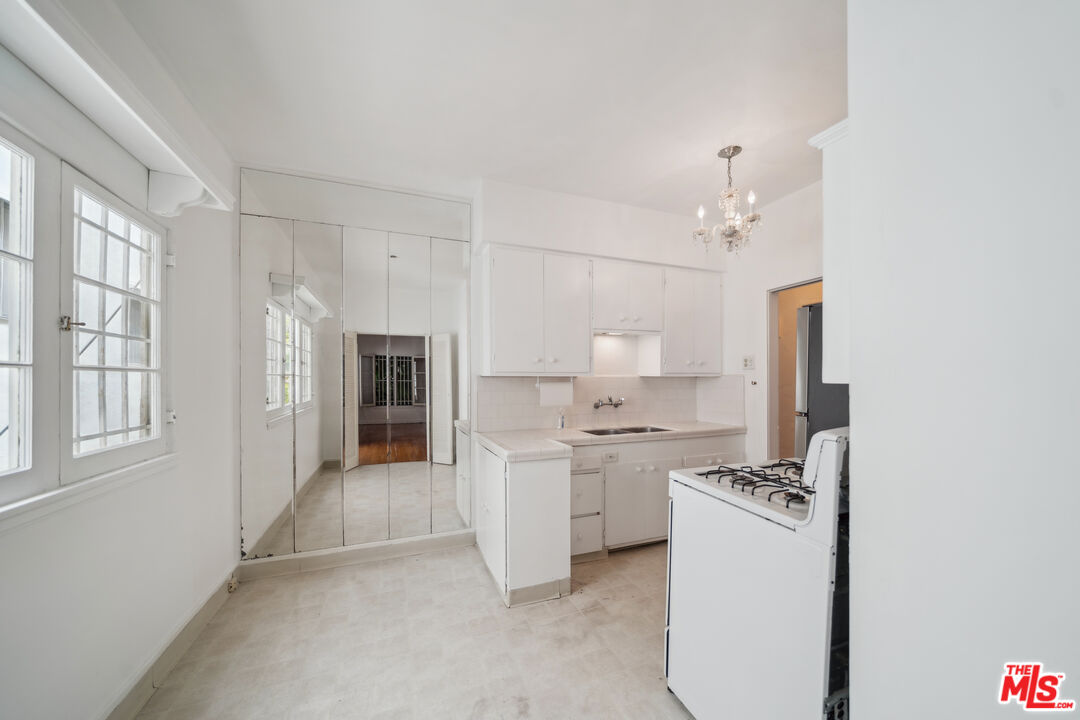 140 S Elm Dr Unit: 1