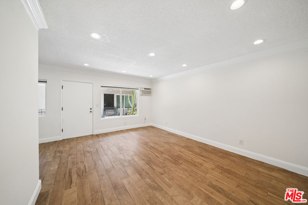 7209 Willoughby Ave Unit: 5