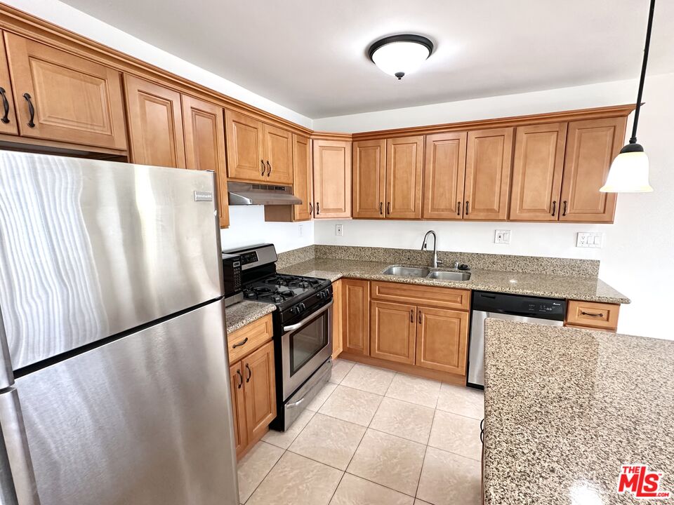7209 Willoughby Ave Unit: 10