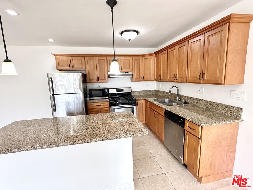 7209 Willoughby Ave Unit: 10