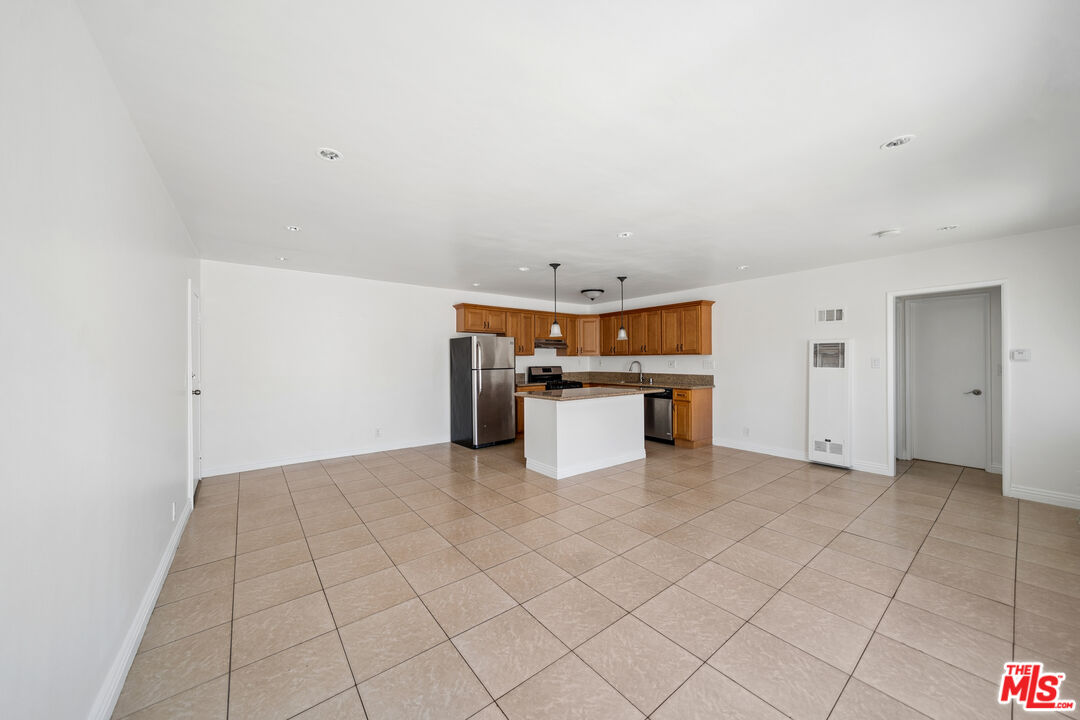 7209 Willoughby Ave Unit: 10