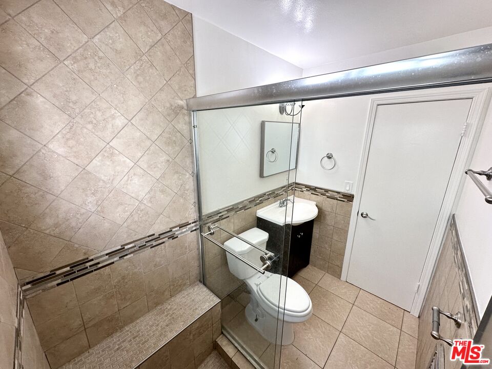 7209 Willoughby Ave Unit: 10