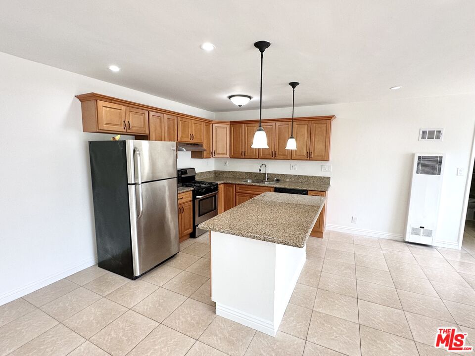 7209 Willoughby Ave Unit: 10