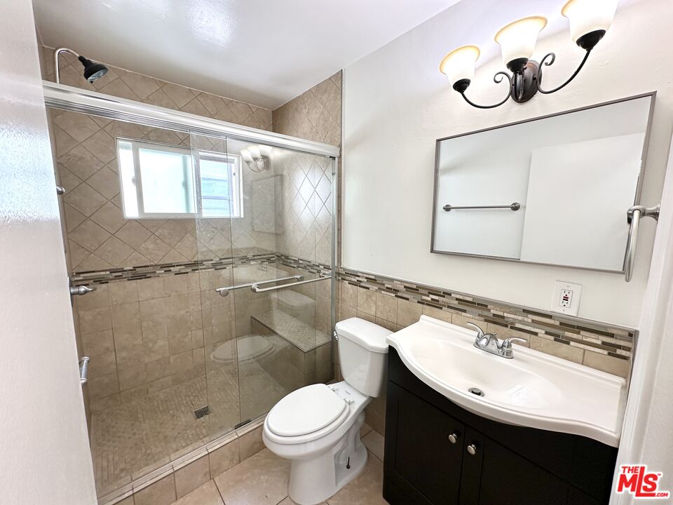 7209 Willoughby Ave Unit: 10