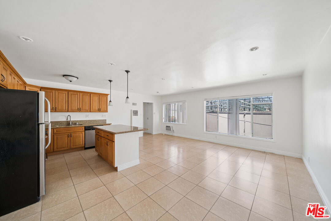 7209 Willoughby Ave Unit: 10