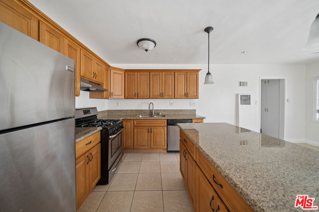 7209 Willoughby Ave Unit: 10