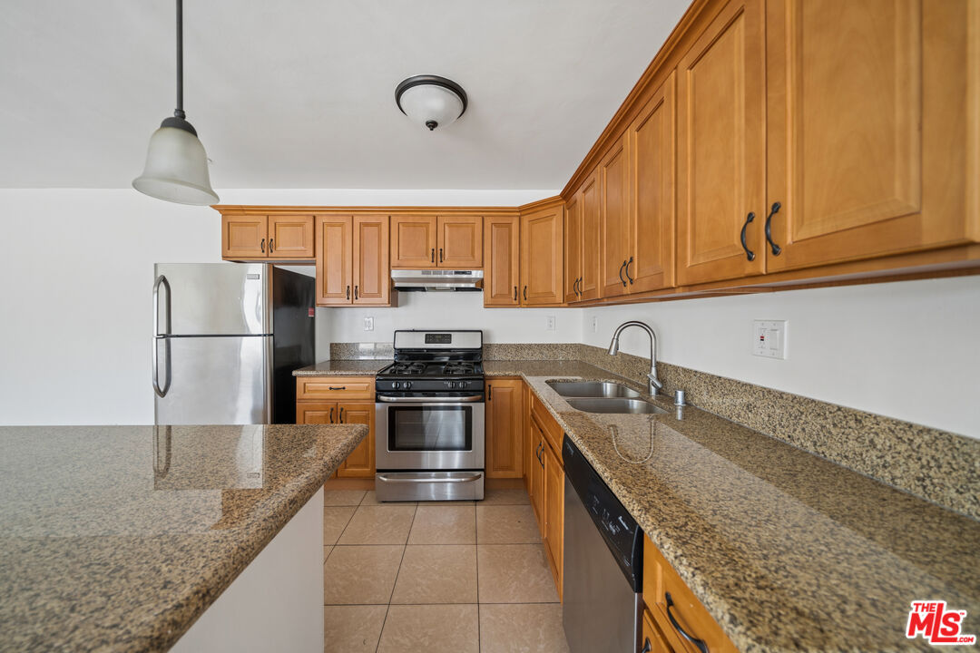 7209 Willoughby Ave Unit: 10