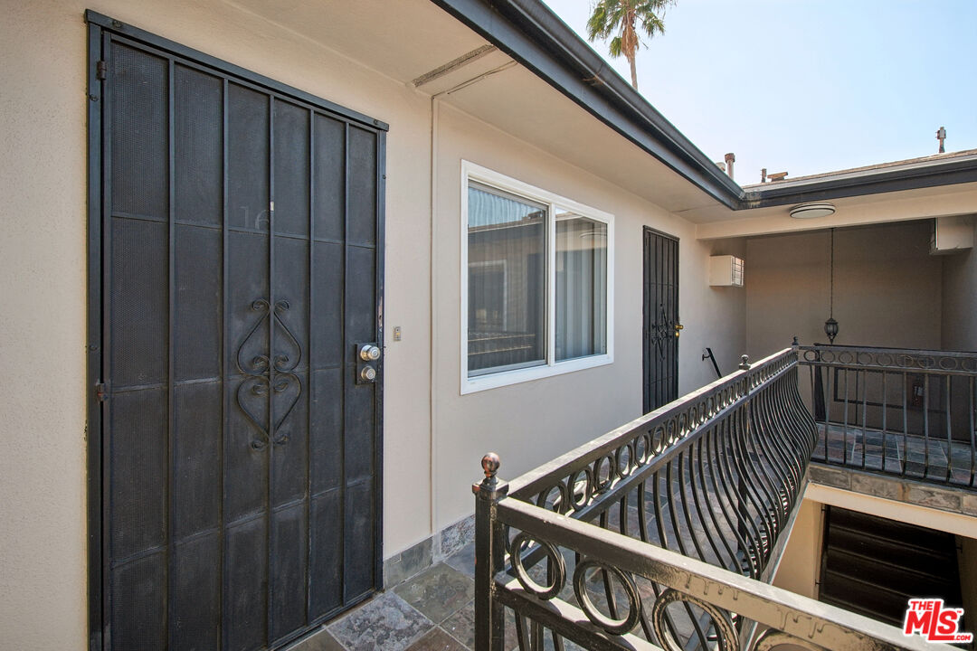 7209 Willoughby Ave Unit: 16