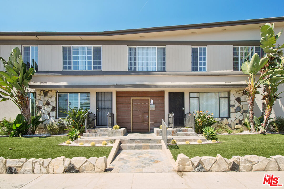7209 Willoughby Ave Unit: 16