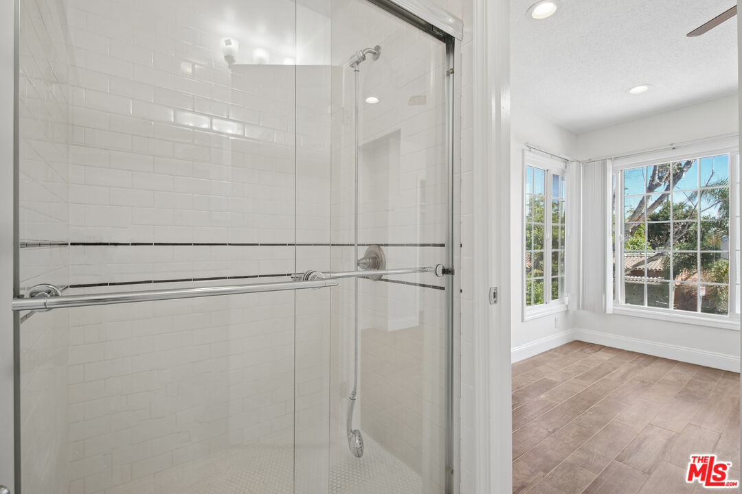 7209 Willoughby Ave Unit: 16