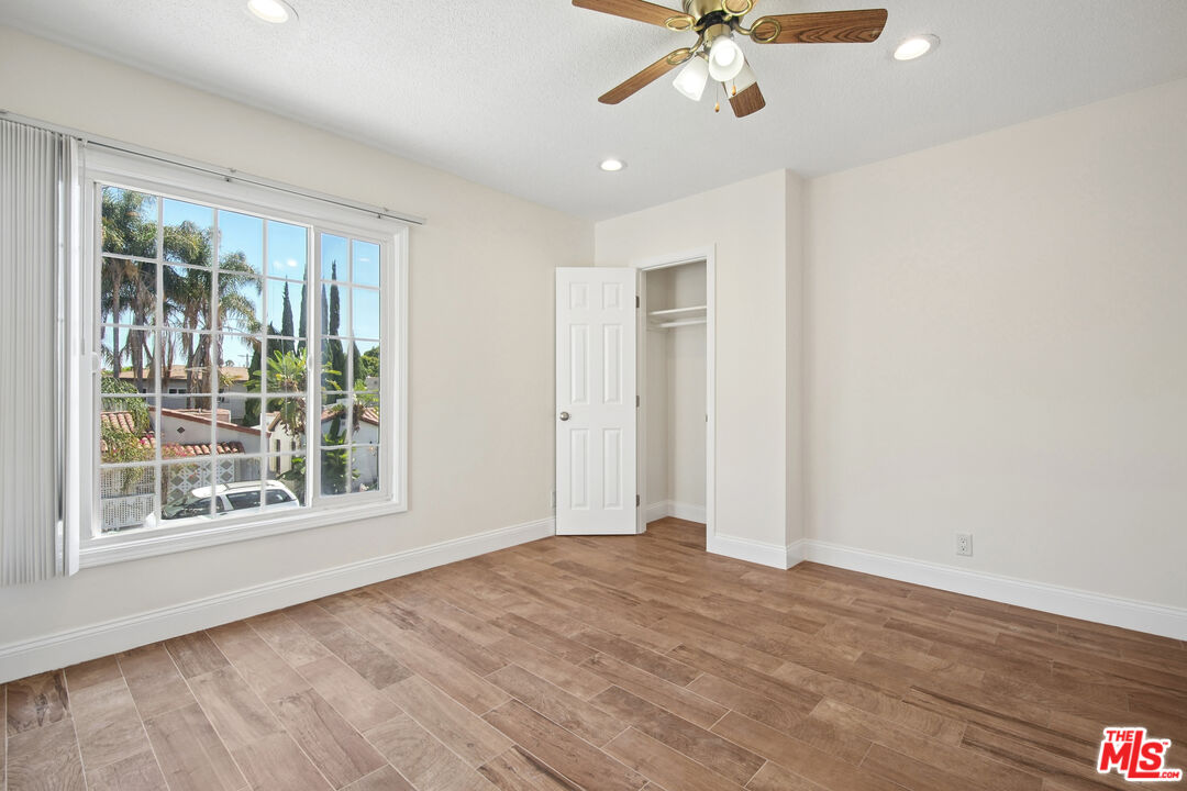 7209 Willoughby Ave Unit: 16