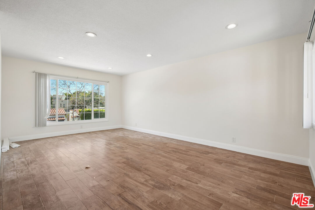 7209 Willoughby Ave Unit: 16