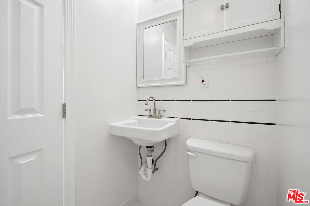 7209 Willoughby Ave Unit: 16