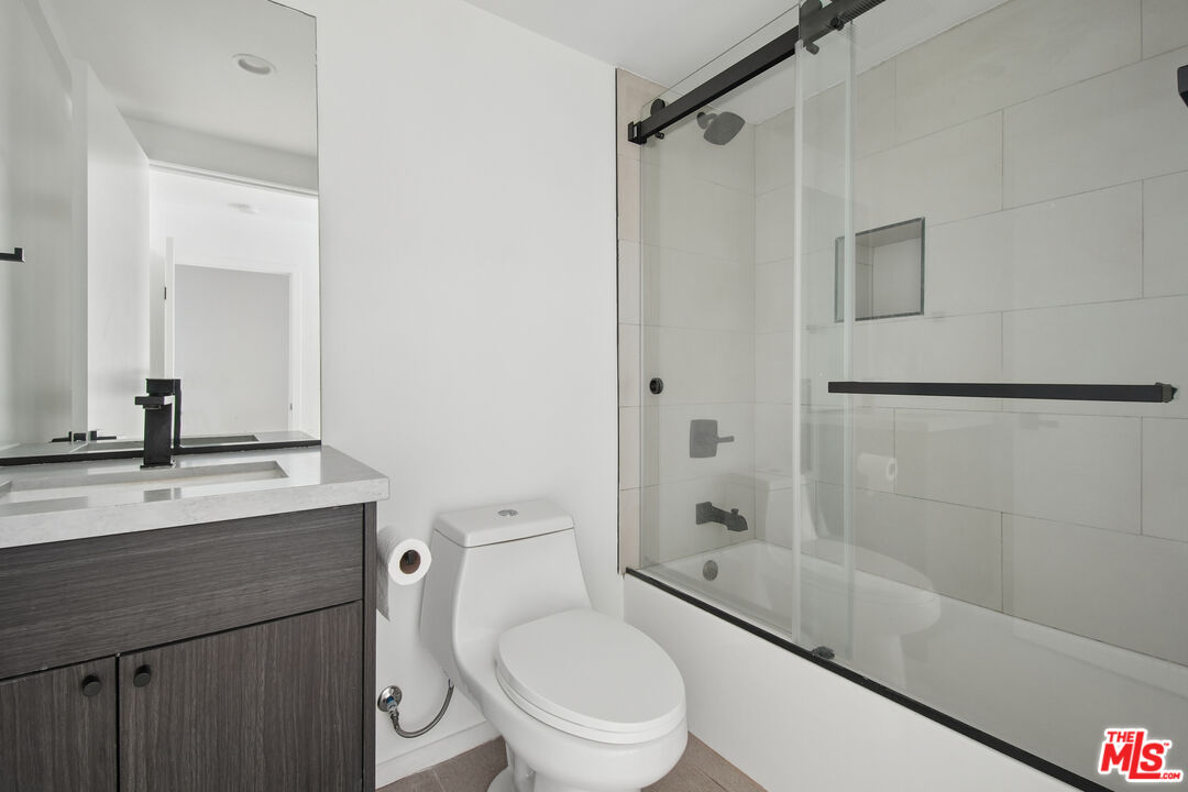 662 N Mariposa Ave Unit: 1/2
