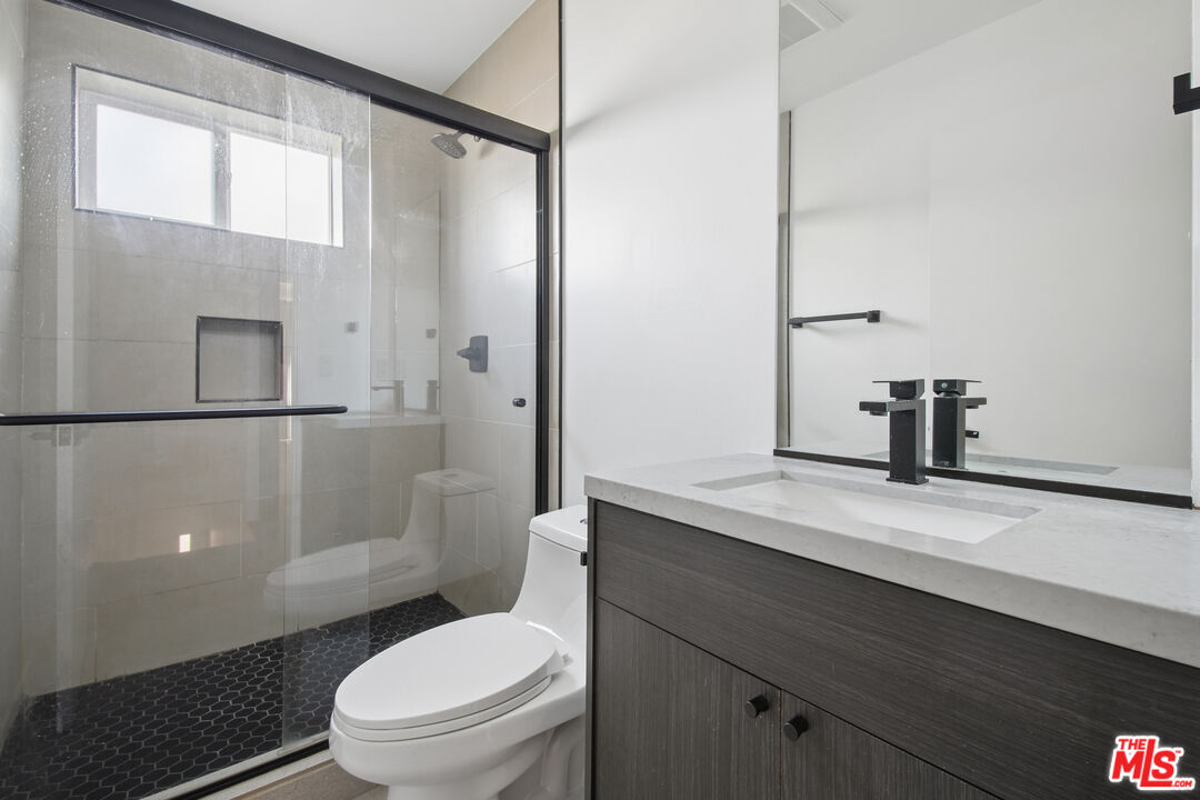 662 N Mariposa Ave Unit: 1/2