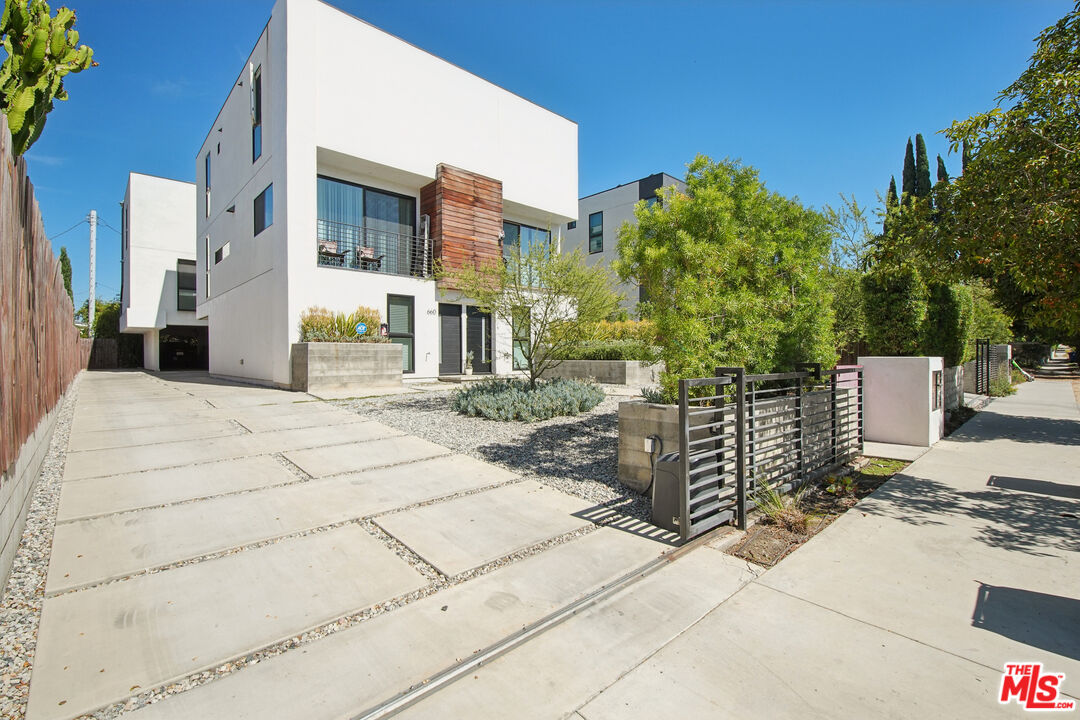 662 N Mariposa Ave Unit: 1/2